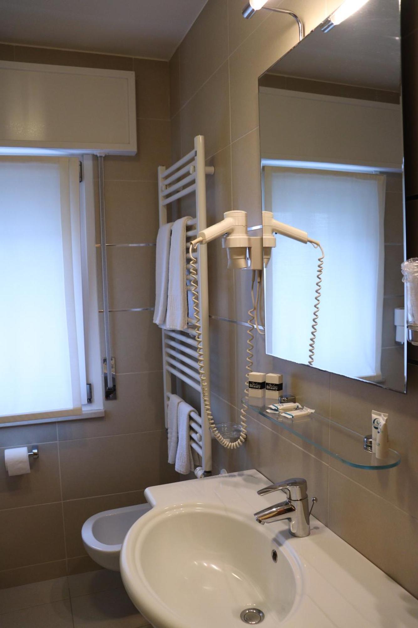 Hotel Montereale Порденоне Екстериор снимка
